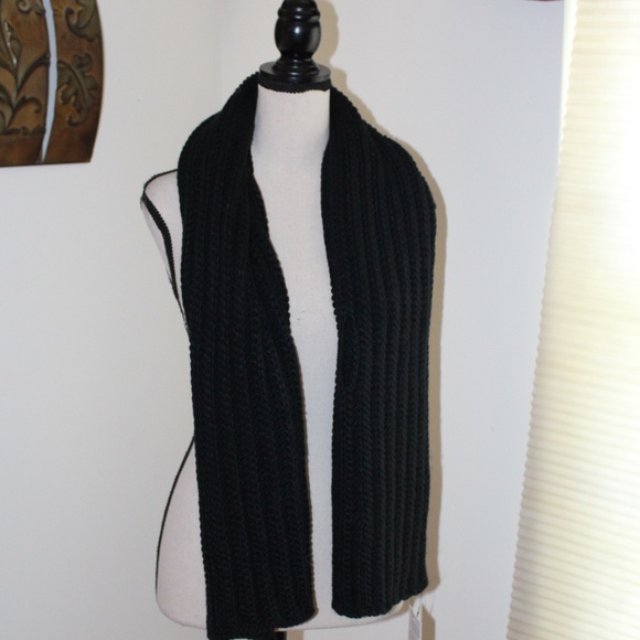 Jaanuu, Black cable knit pom pom beanie and key hole  scarf - Picture 5 of 12
